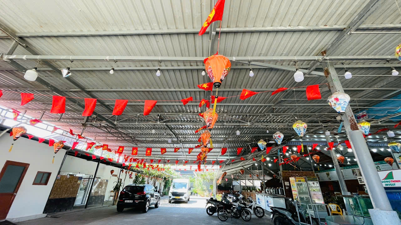 Khách đoàn ăn tại nhà hàng hải sản Phú Mỹ Trường Thịnh Phát