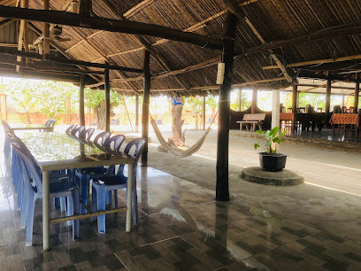 Khách đoàn ăn tại nhà hàng hải sản Phú Mỹ Trường Thịnh Phát